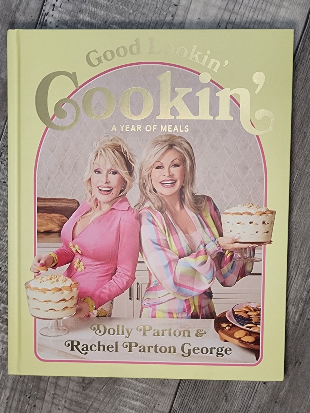 Good Lookin' Cookin' A Year of Meals - DOLLY PARTON Hardcover Cookbook